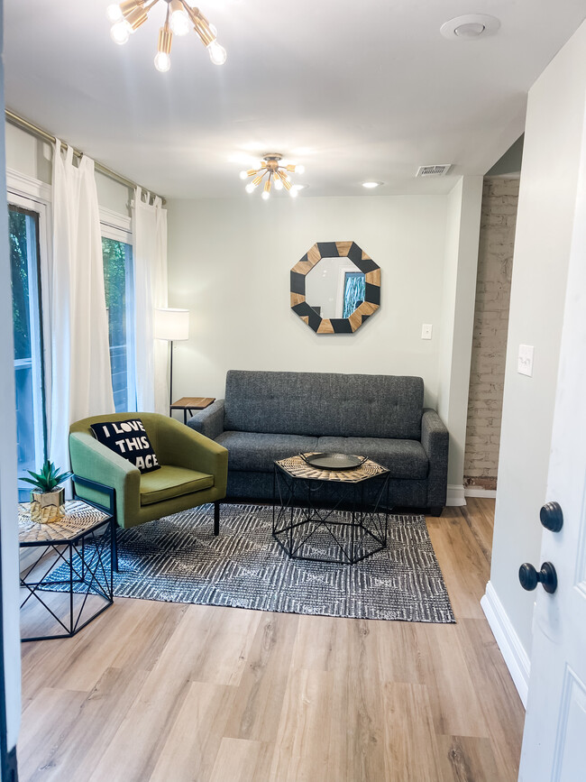 Furnished 2 bed 1 bath on 38th - Furnished 2 bed 1 bath on 38th Condo Unit Back