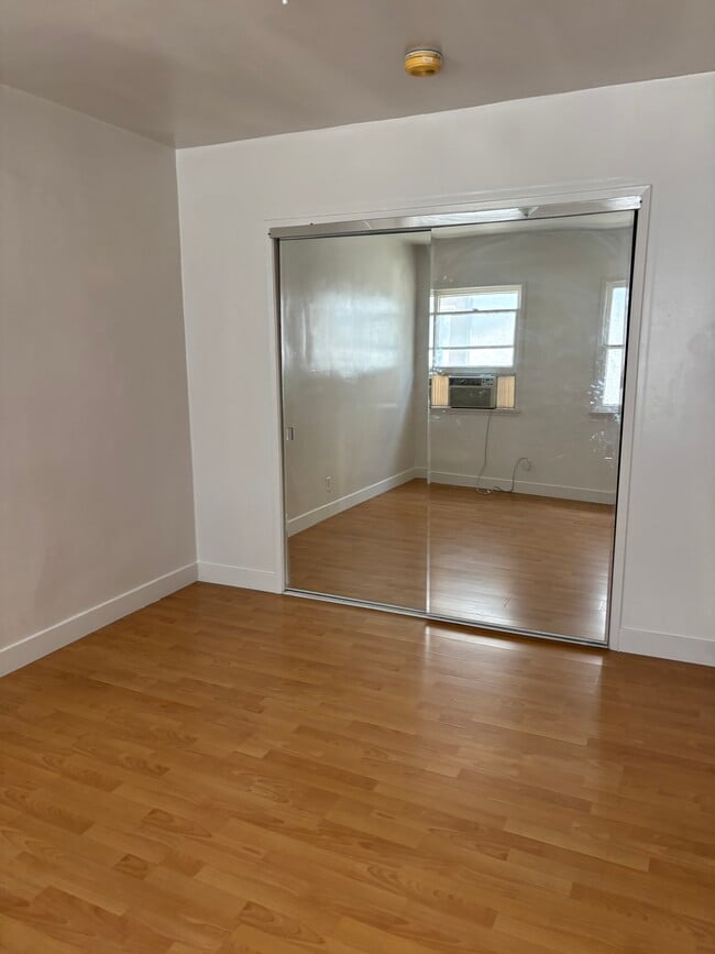 Building Photo - 927 1/2 S New Hampshire Ave Unit 2