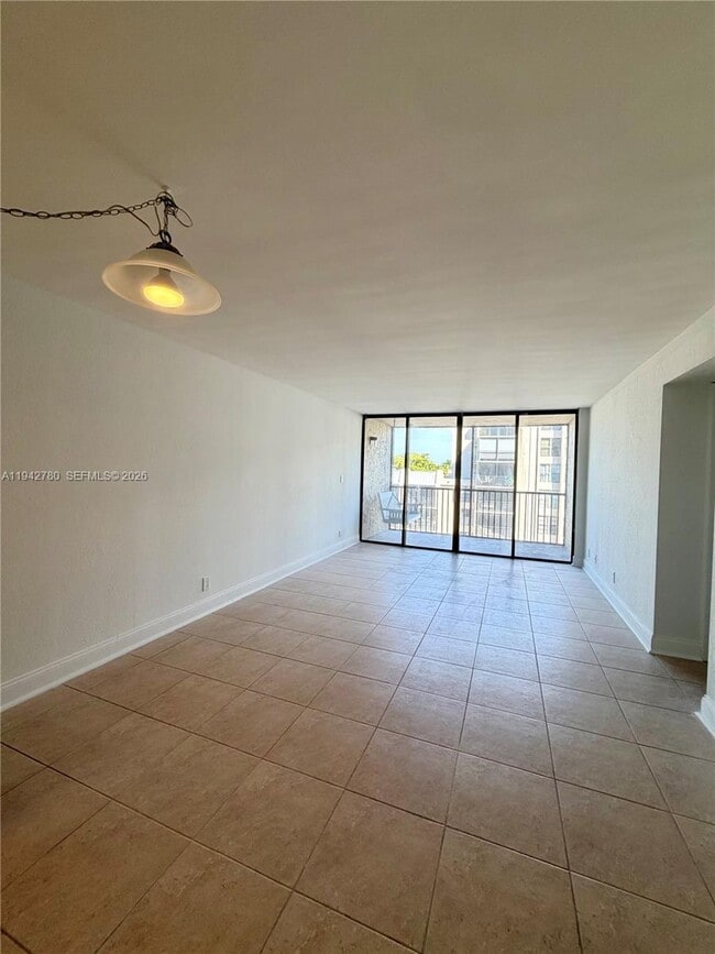 Building Photo - 12 Royal Palm Way Unit 405