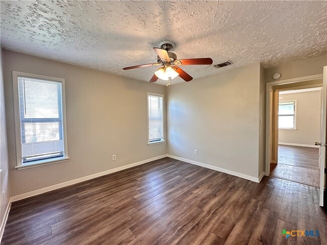 Photo - 906 N LBJ Dr Unit 4