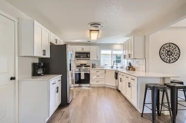 Photo - $0 DEPOSIT OPTION. STUNNING 3BED/2BATH DUPLEX IN BERKELEY NEIGHBORHOOD