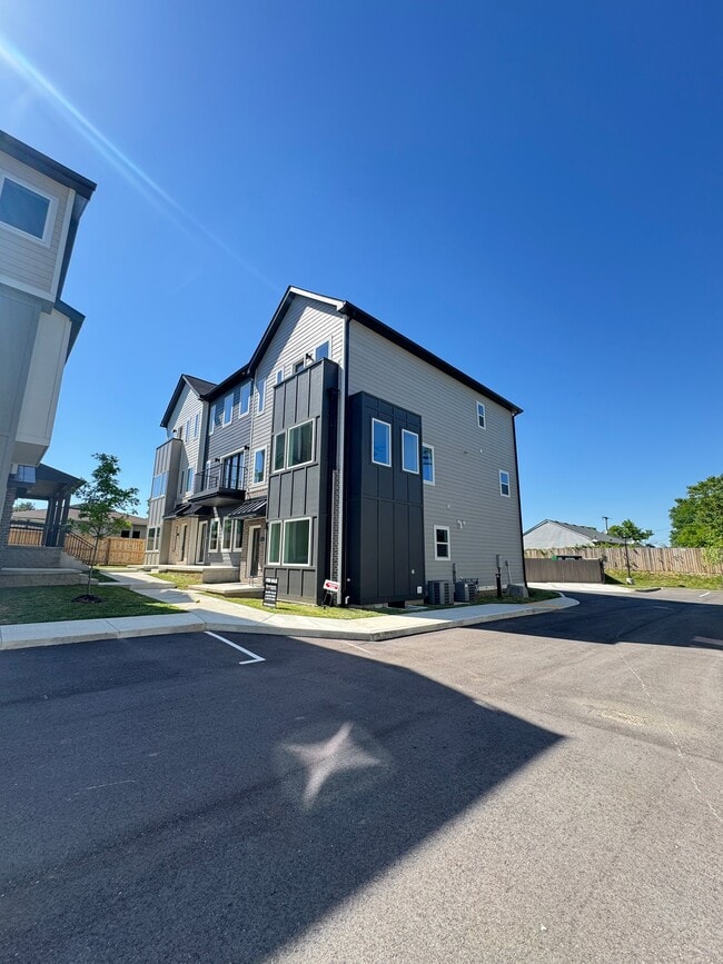 Building Photo - 6124 Robertson Ave
