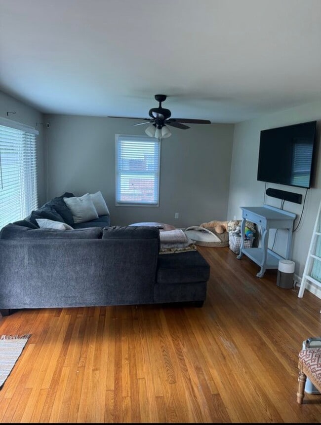 Photo - 405 Crestwood Dr