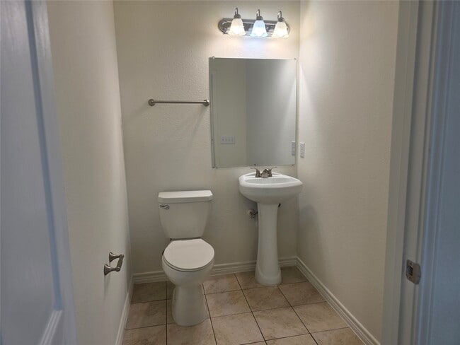 Building Photo - 6102 White Oak Dr