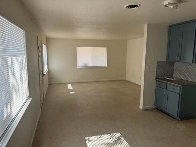 Photo - 1421 N Encina St House