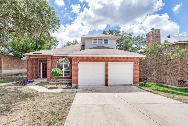 Building Photo - Spacious two-story home in established Sil...