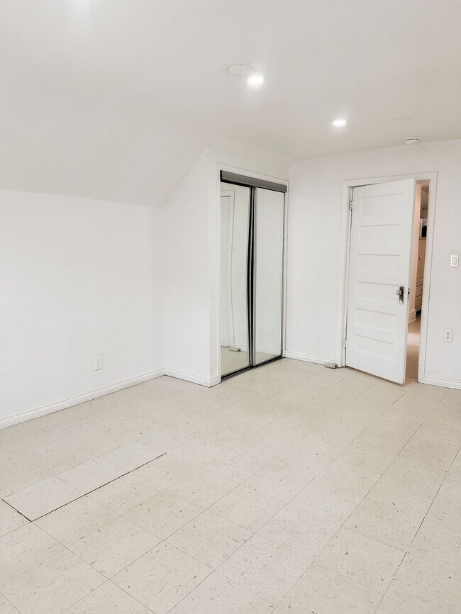 Photo - 8 Morris Cres Unit 3 FL