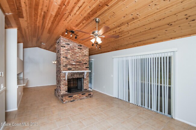 Photo - 524 Commodore Ave NW