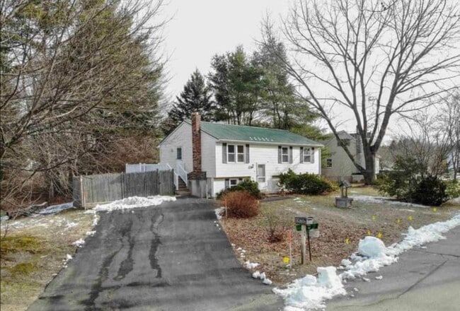 Building Photo - Single Family home w/ Large Backyard, Deck and Plenty of Space on Dover Point