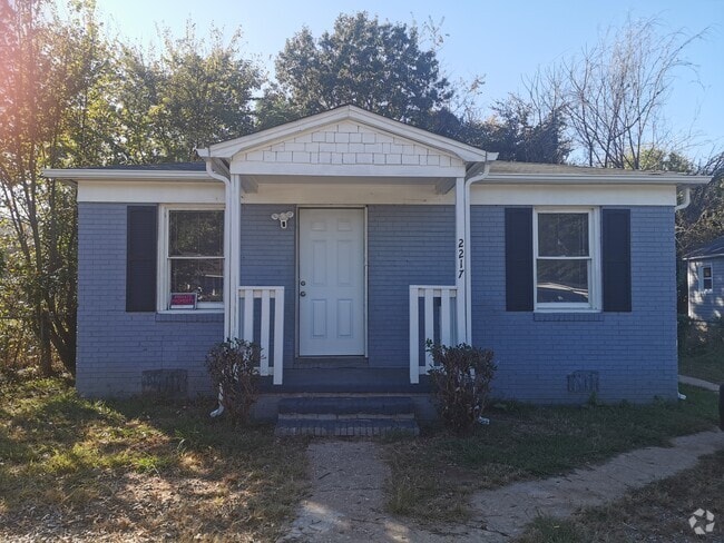 Building Photo - 2217 Custer St Rental