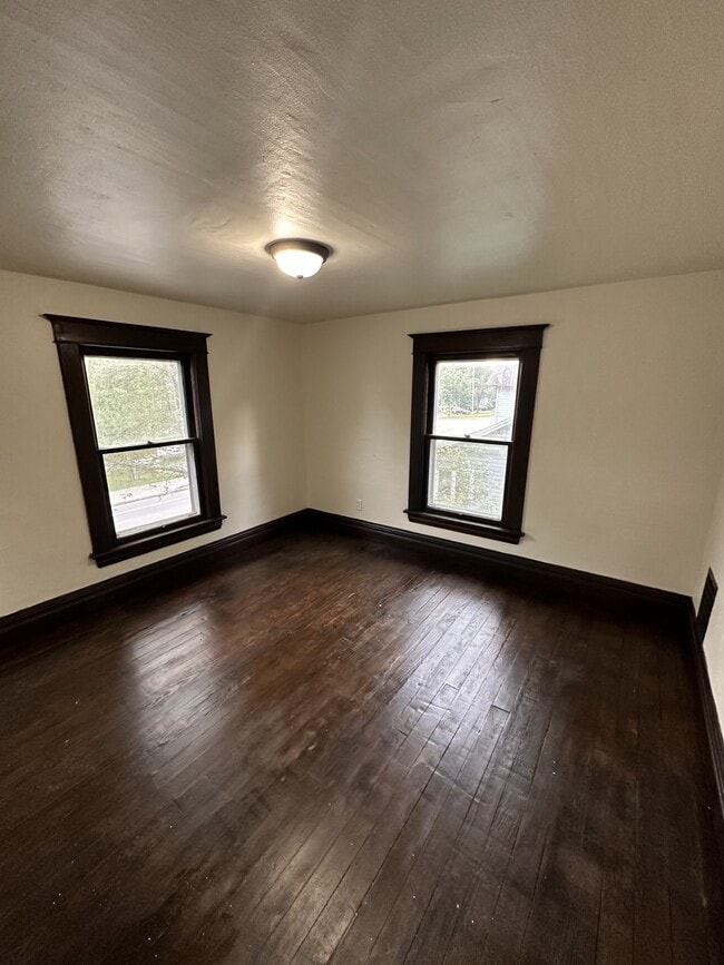 Photo - 910 S Main St