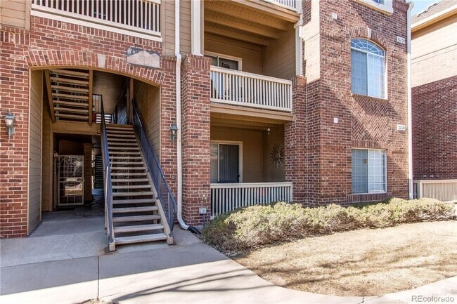 Building Photo - LOCATION LOCATION!! 2-bed 2-bath condo loc...