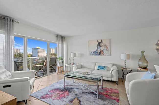 Photo - 140 NE 28th Ave Unidad 604