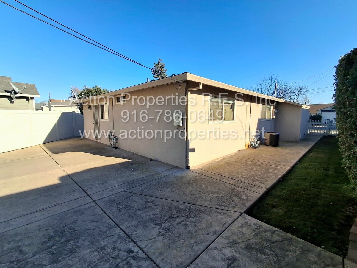 Photo - Central Roseville Immaculate Updated Single Story 2 Bedroom 1 Bathroom, New Paint, Fenced Yard