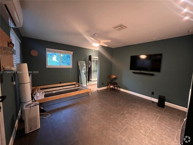 Building Photo - 1411 NW 10th St Unit 1-2 Rental