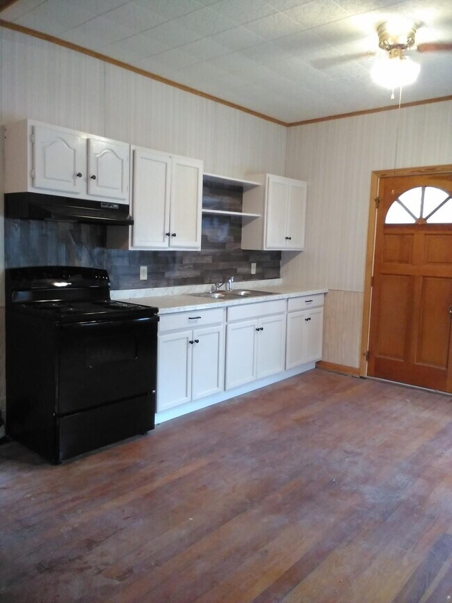 Building Photo - Discover your new home in the picturesque ...