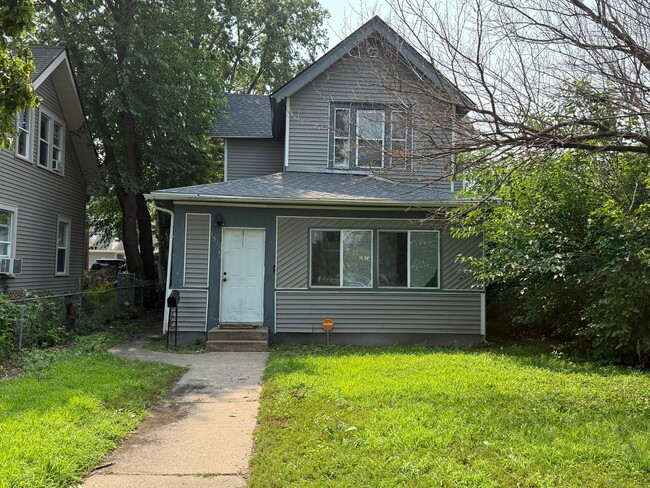Building Photo - 3 bedrooms 2 bath house, Available sept 1st