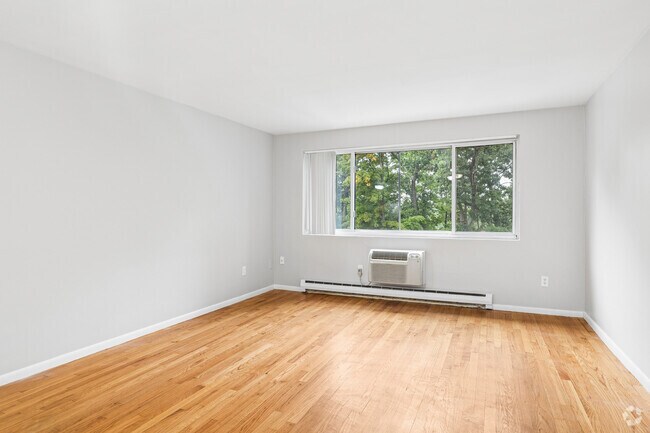 1BR, 1BA - 600SF - Living Room