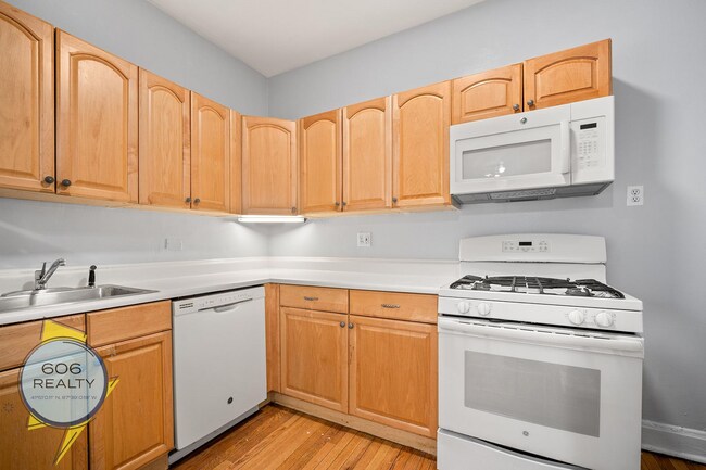 Photo - 824 W Roscoe St Unit 2