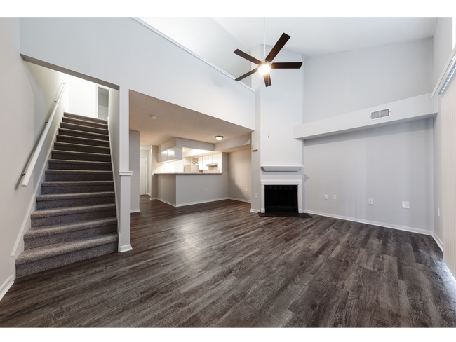 Moderna sala de estar & chimenea | Apartments en alquiler en Johnson City, TN | Sterling Hills - Sterling Hills Apartamentos