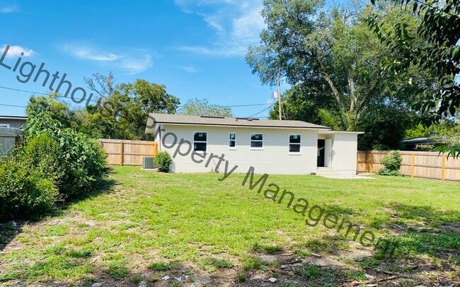 Photo - Beautiful 3 Bedroom Home With Fenced Backyard