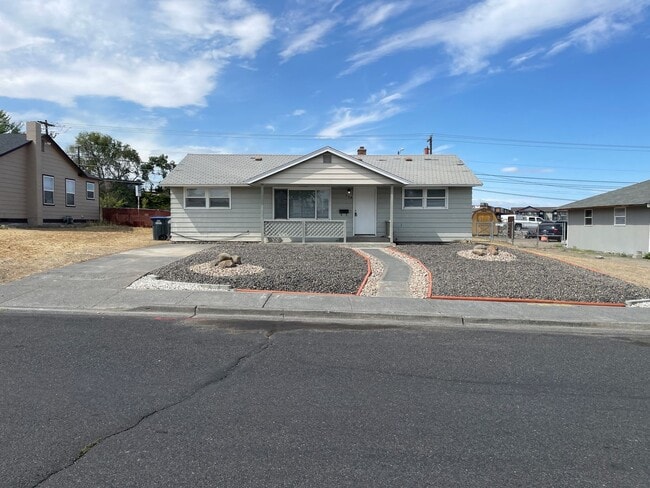 Building Photo - House for Rent