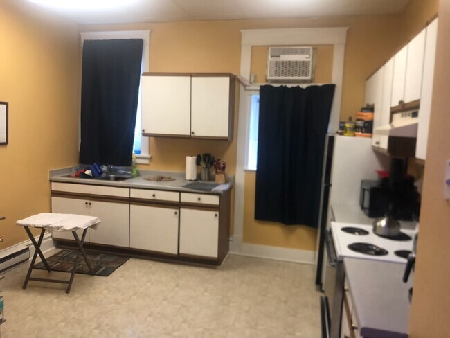 Kitchen - 129 4th St Unit 5