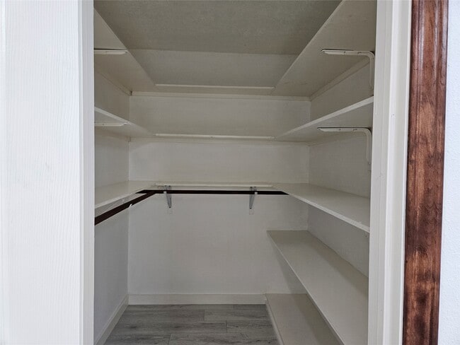 Photo - 16974 Balmoral St