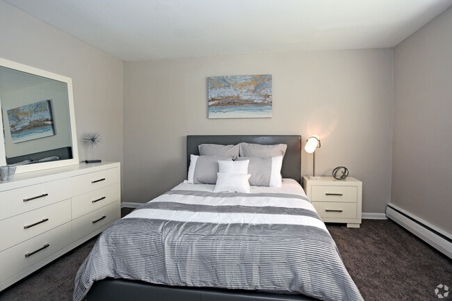 Photo - Laurel Manor Apartments