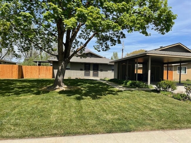 Building Photo - 2 Bedroom 1 Bathroom Duplex Located on the...