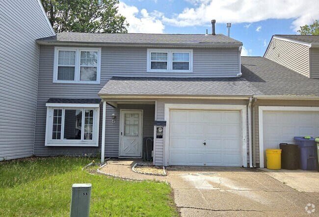 Building Photo - "Charming 3-Bedroom Townhouse: Your Ideal ...