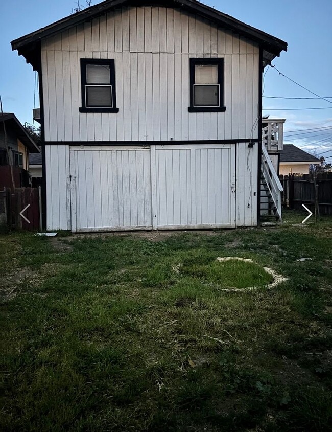 Building Photo - 615 Central Unit 1/2