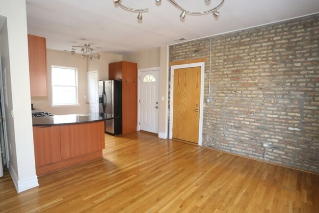 Photo - Lincoln Square / Ravenswood Garden - 2 Bed / 1 Bath - In Unit Laundry Unit 2457-1