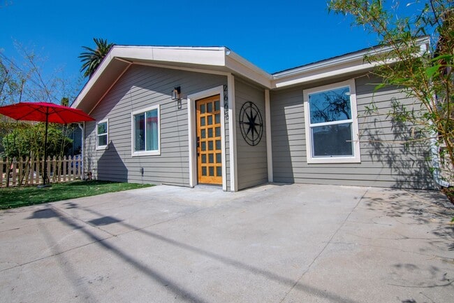 Building Photo - BEUATIFUL BRIGHT 2 + 1 SINGLE FAMILY HOME