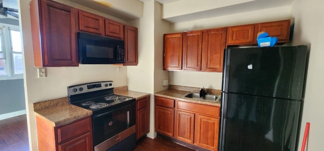Building Photo - 5247 Spruce St Rental