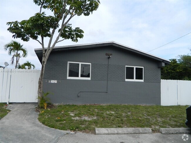 Building Photo - 2620 NW 18th Terrace Unit 4 Rental