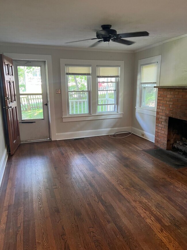 Cute 2 bedroom, 1 bathroom home in Woodfin! House Rental in Woodfin