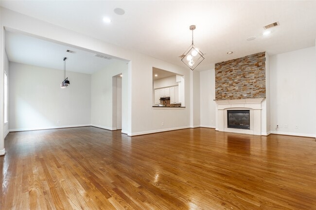 Building Photo - 2923 Royal Oaks Crest