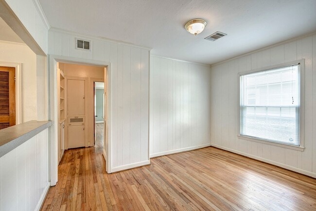 Photo - 2030 Gostick St