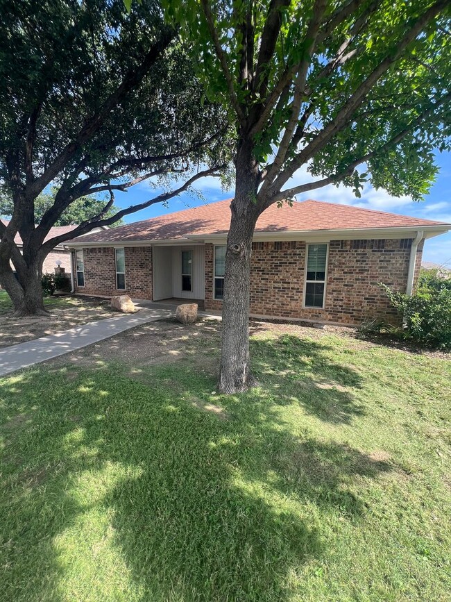 Building Photo - Very Nice 3 Bedroom