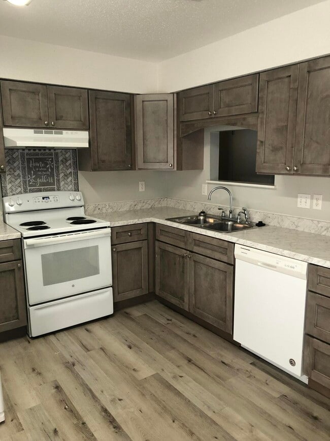 Photo - 806 Meadow Ln