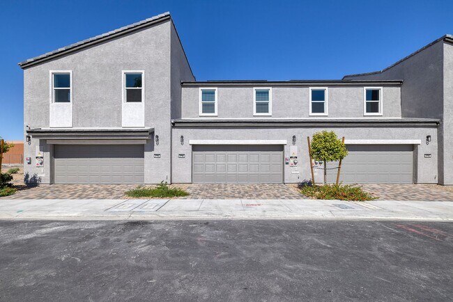 Photo - FULLY FURNISHED BRAND NEW TOWNHOME WITH 3 ...