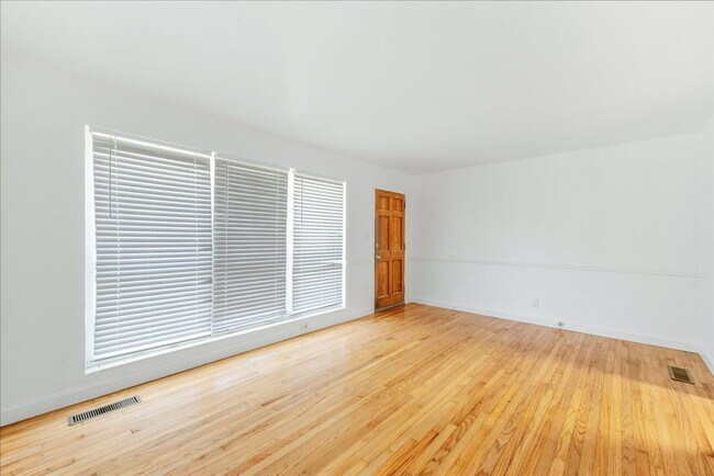 Photo - 205 Juniper Dr