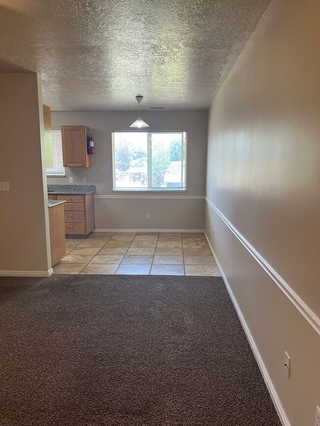 Photo - Brentwood Upper Level Condo - 2 Bed, 1 Bath with Washer/Dryer and Optix Internet!