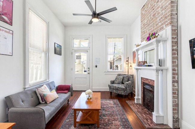 Building Photo - 2434 Valence St Rental