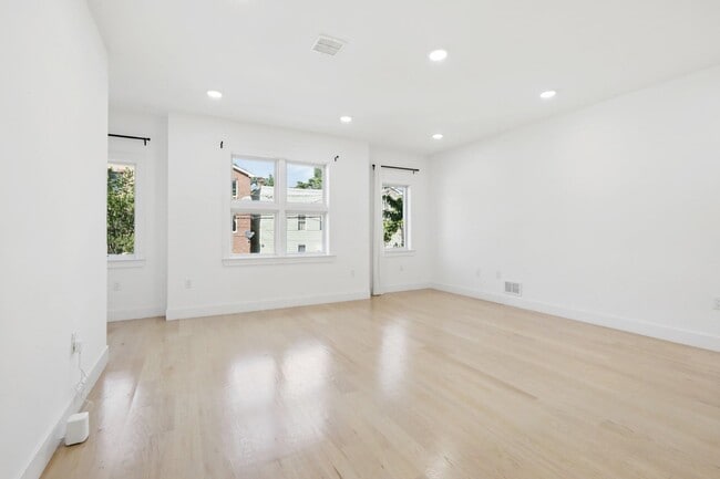 Photo - 131 Zabriskie St