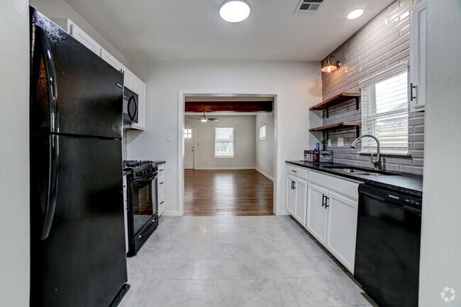 Building Photo - Move in Special! Stylish 3/1 Newly Renovat... Rental