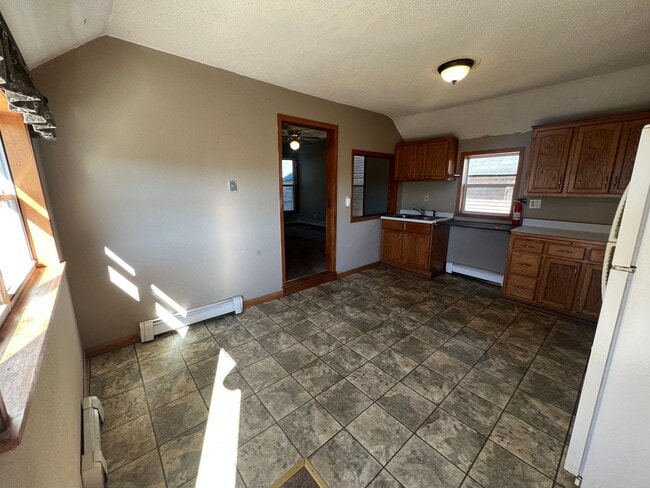 Photo - Upper Level 2 Bedroom Apartment - AVAILABLE JUNE Unit 2014 1/2 Banks Ave