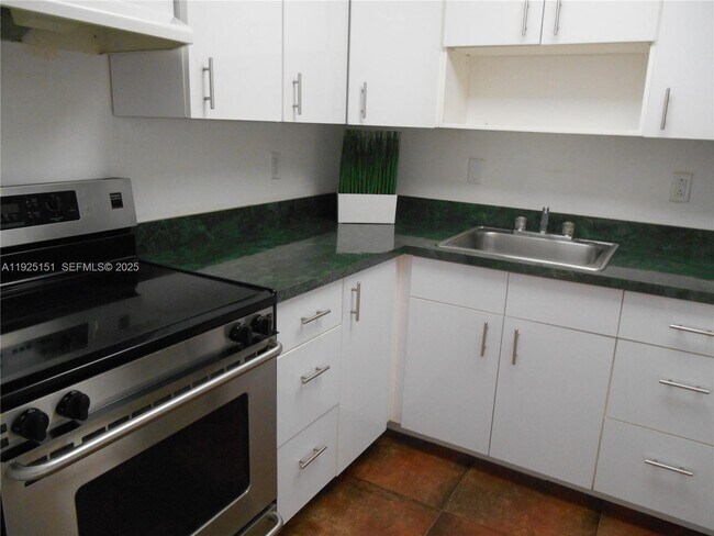 Building Photo - 4910 NW 79th Ave Unit 105