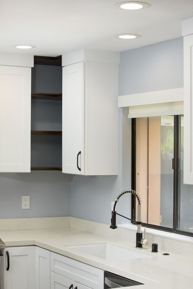 Photo - Gorgeous 3bd/2ba Townhouse, complete interior renovation, Modern upgrades, Community Pool -FOUNDA...